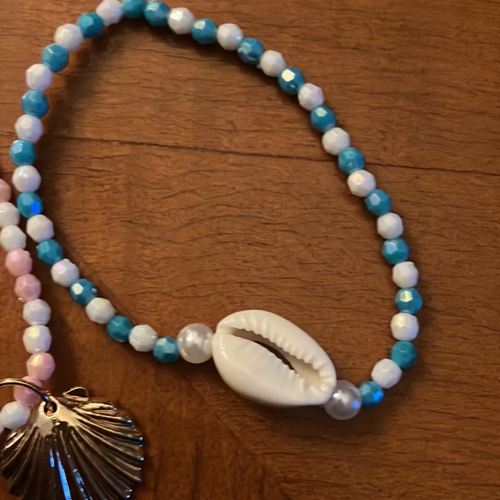 Three beachy bracelets - Picture 4 of 4